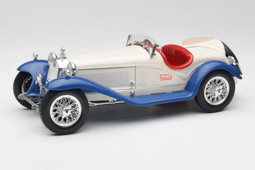 โมเดลรถ 1:18 Alfa Romeo 2300 Spider White & Blue Bburago (มือสอง)