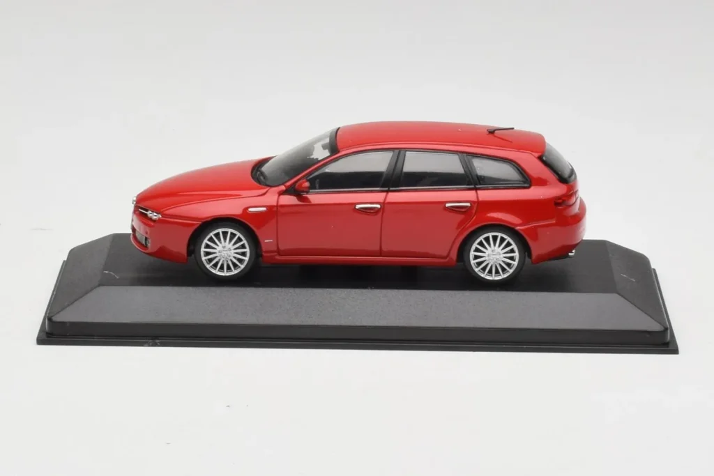โมเดลรถ 1:43 Alfa Romeo 159 Sportwagon Alfa สีแดง Minichamps (มือสอง)