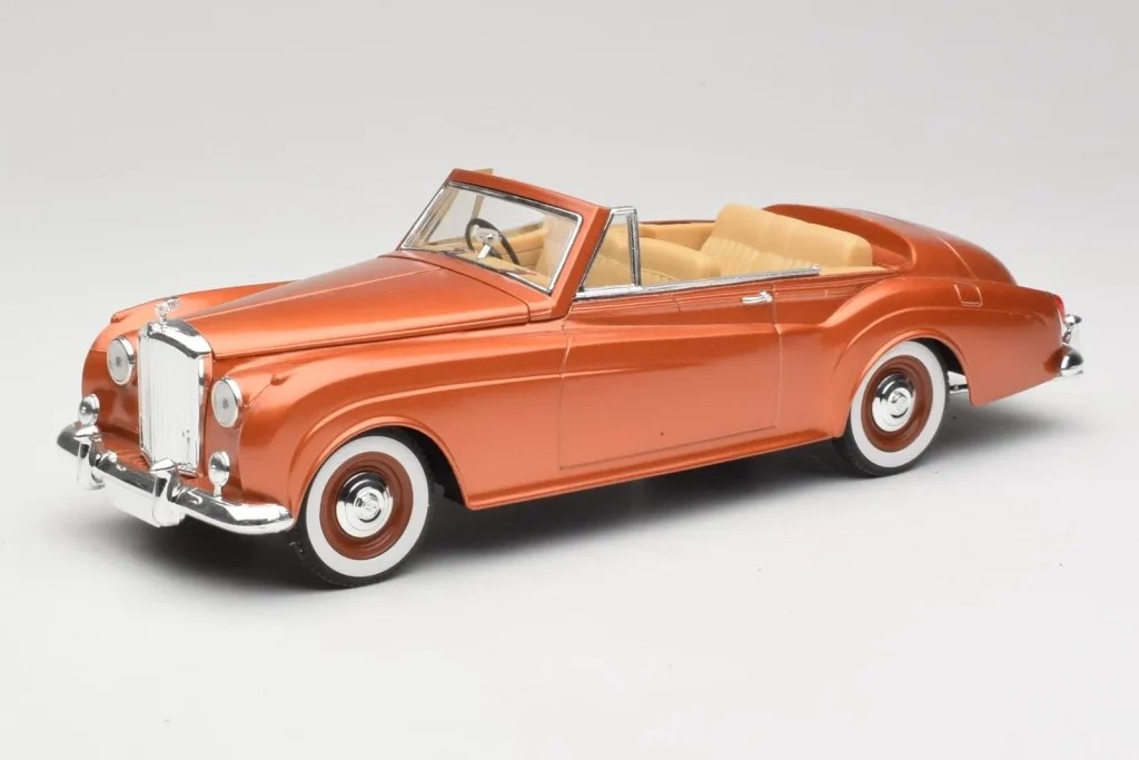โมเดลรถ 1:18 Bentley Type S2 Mulliner Cabriolet Tudor สีส้มเมทัลลิก Solido (มือสอง)