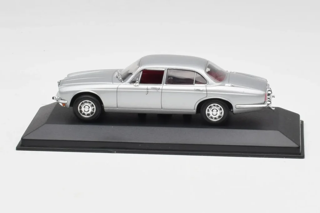 โมเดลรถ 1:43 Jaguar XJ12 Series II สีเงิน Minichamps (มือสอง)