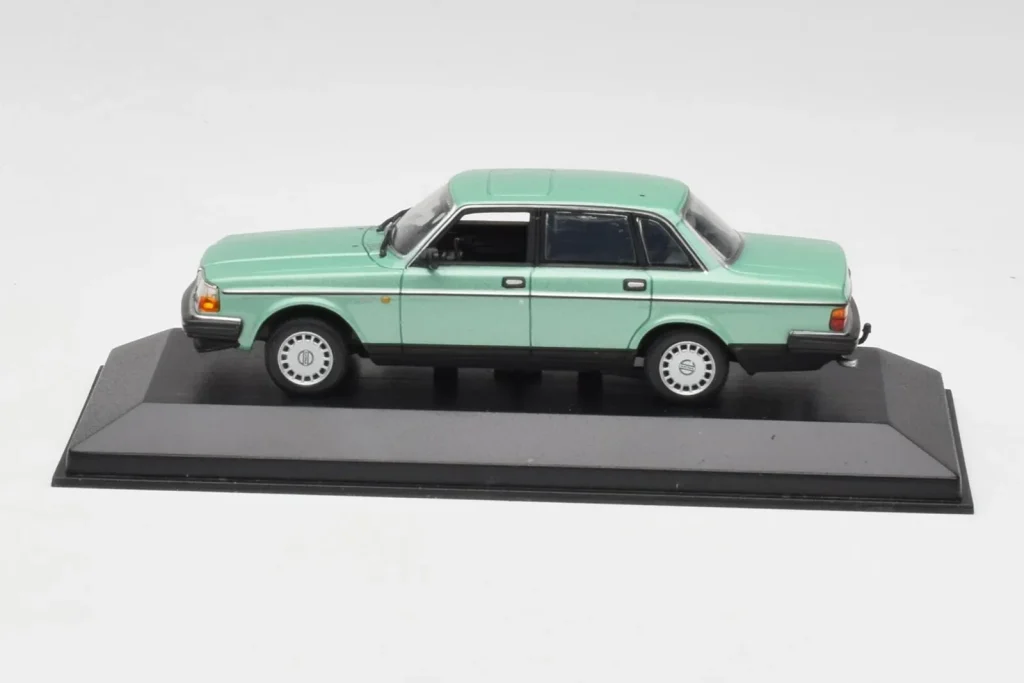 โมเดลรถ 1:43 Volvo 240 GL สีเขียวเมทัลลิก Minichamps (มือสอง)