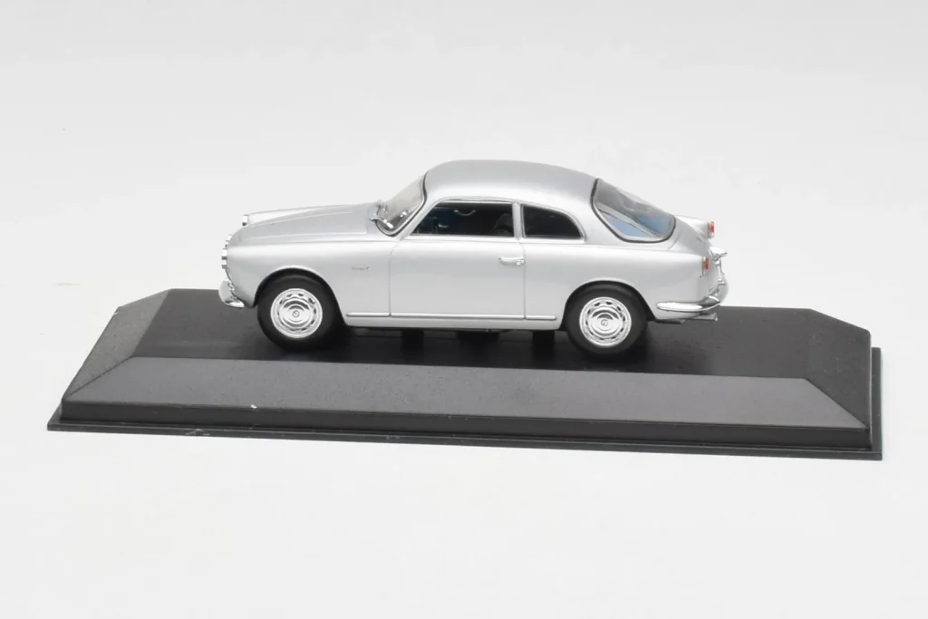 โมเดลรถ 1:43 Alfa Romeo Giulietta Sprint สีเงิน Minichamps (มือสอง)