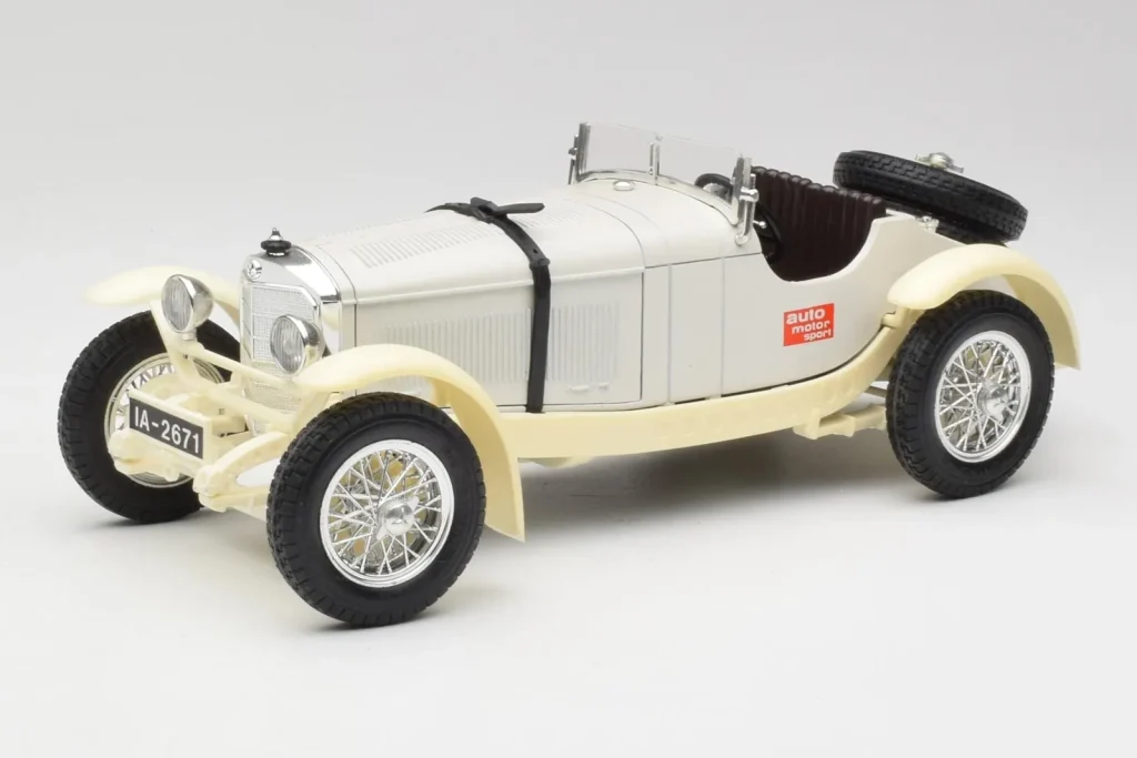 车型 1:18 Mercedes SSKL White & Cream Bburago