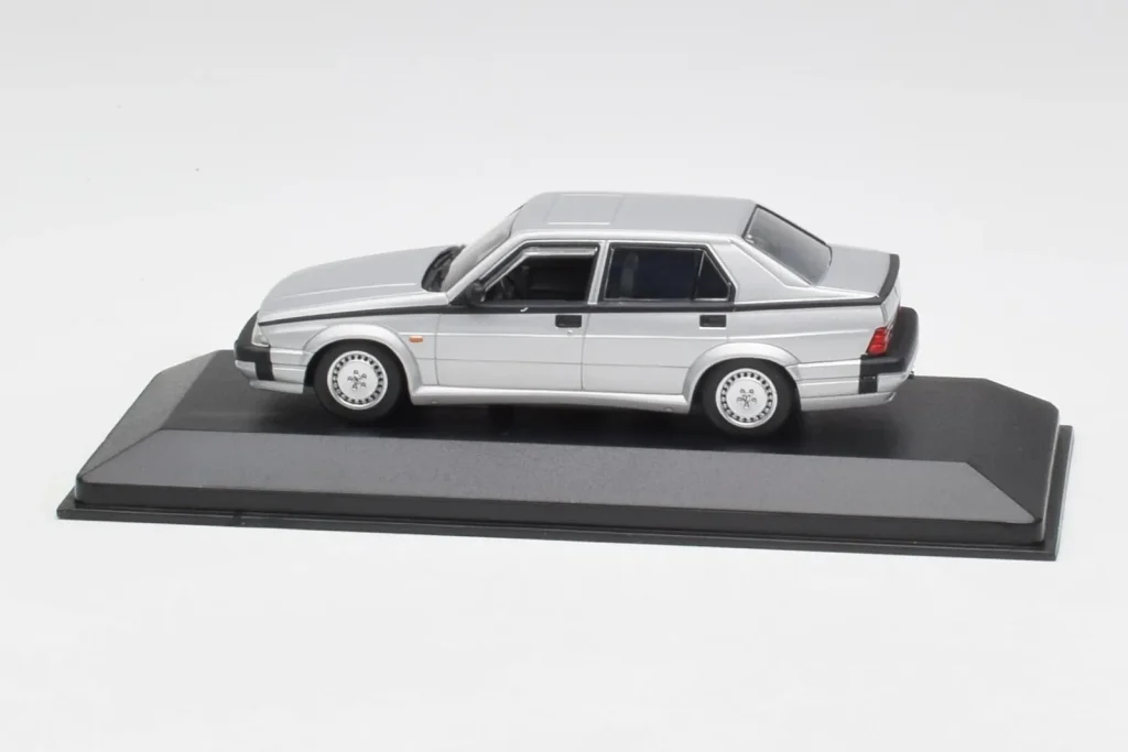 โมเดลรถ 1:43 Alfa Romeo 75 3.0 V6 สีเงิน Minichamps (มือสอง)