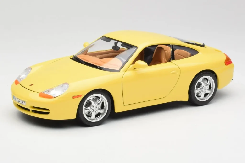 โมเดลรถ 1:18 Porsche 911 996 Carrera สีเหลือง Bburago (มือสอง)