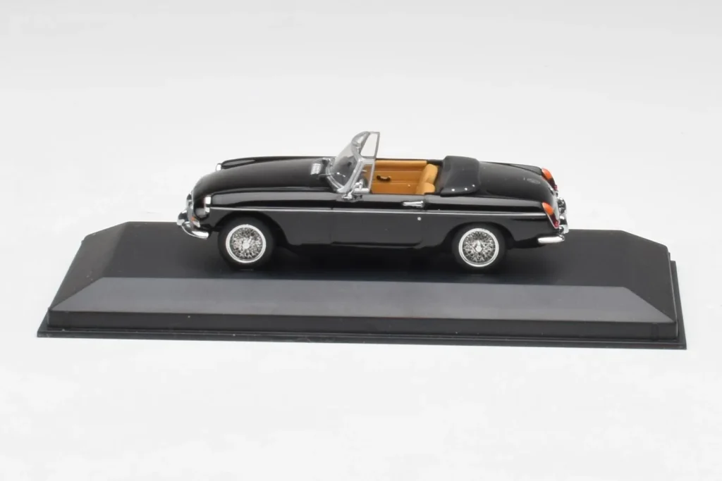 Model 1:43 MGB Cabriolet Black Minichamps