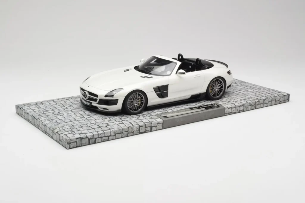 Model 1:18 Mercedes Brabus SLS AMG 700 Biturbo Roadster Pearl white Minichamps