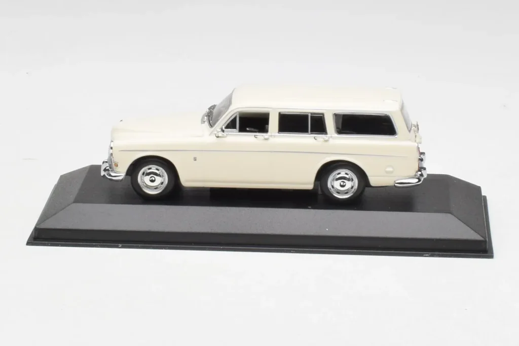 โมเดลรถ 1:43 Volvo 121 Amazon Estate สีขาว Minichamps (มือสอง)