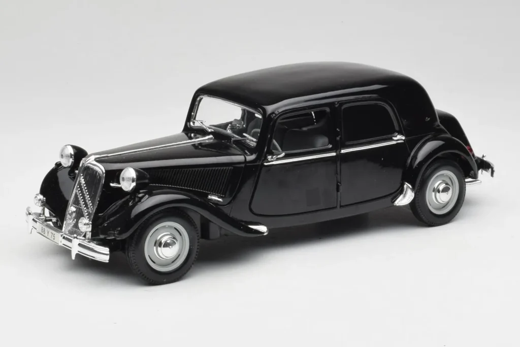โมเดลรถ 1:18 Citroen 15CV 6 Cyl สีดำ Maisto (มือสอง)