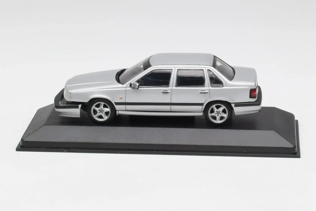 โมเดลรถ 1:43 Volvo 850 สีเงิน Minichamps (มือสอง)