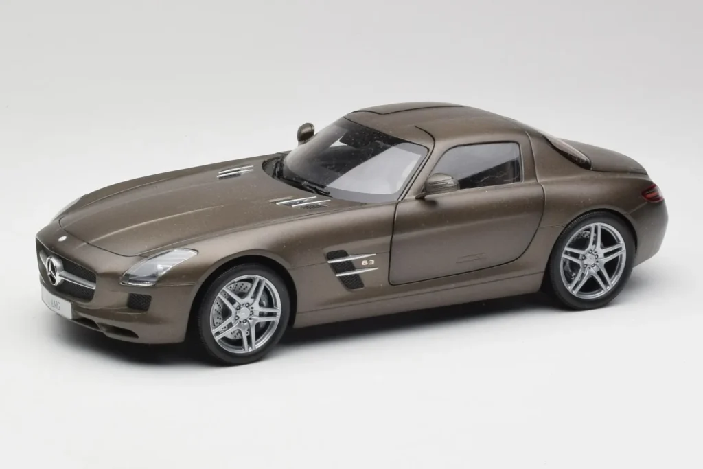 โมเดลรถ 1:18 Mercedes SLS AMG C197 Monza สีเทา Minichamps (มือสอง)