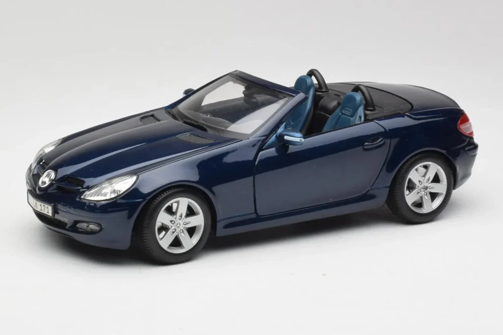 โมเดลรถ 1:18 Mercedes SLK R171 สีน้ำเงิน Maisto (มือสอง)