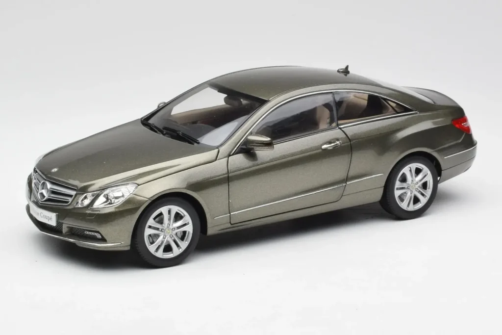 โมเดลรถ 1:18 Mercedes E-Class Coupe C207 Titanite สีเทาเมทัลลิก Minichamps (มือสอง)