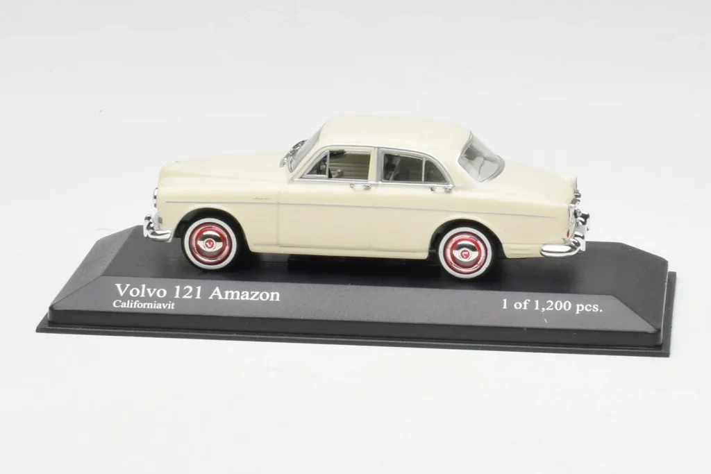 โมเดลรถ 1:43 Volvo 121 Amazon สีขาว Minichamps (มือสอง)