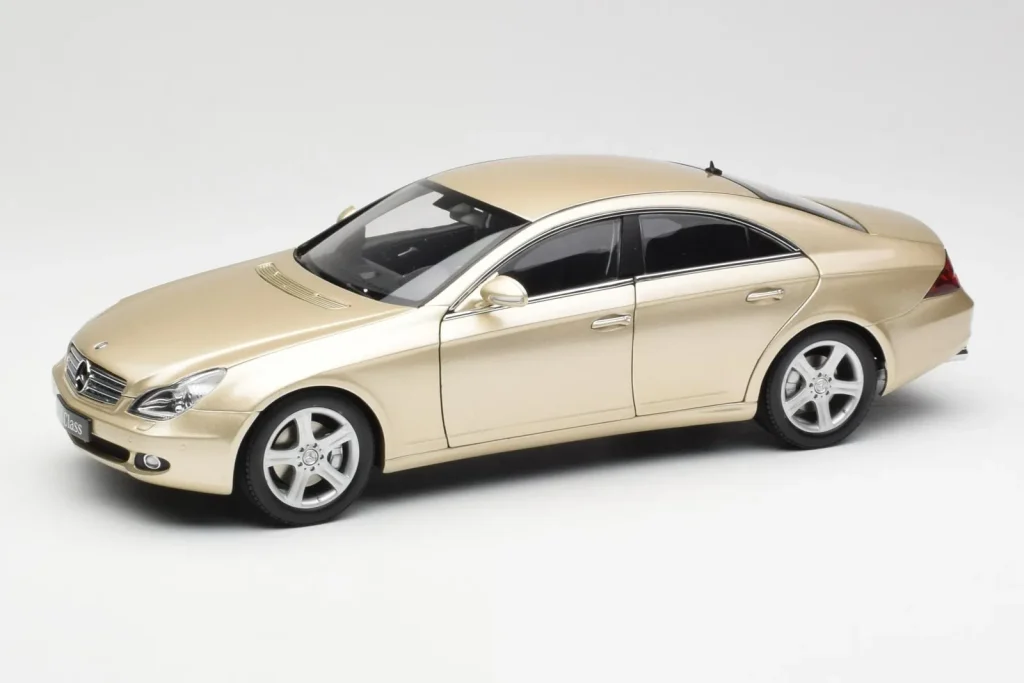โมเดลรถ 1:18 Mercedes CLS C219 Light Beige Gold Kyosho (มือสอง)