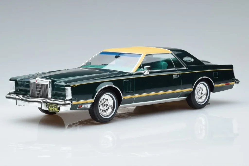 Model 1:18 Lincoln Continental Mark V Dark Green MCG