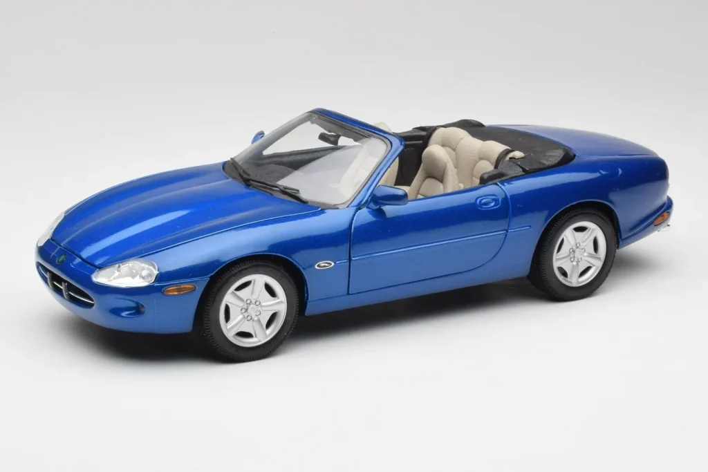 โมเดลรถ 1:18 Jaguar XK8 X100 Cabriolet Azure สีน้ำเงิน Maisto (มือสอง)