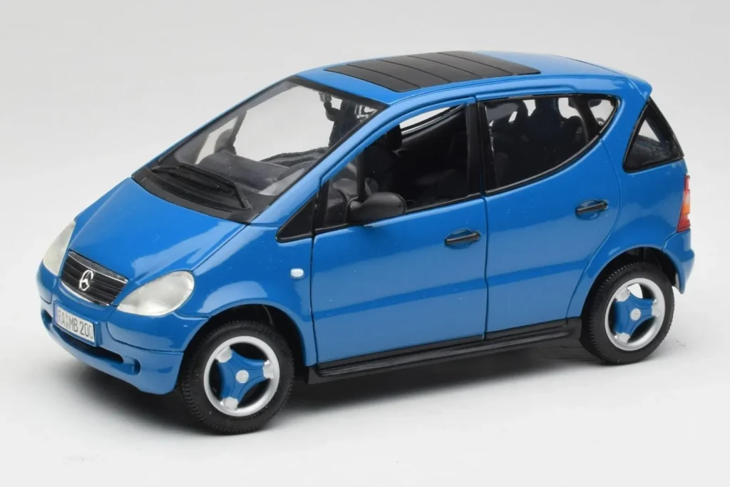 โมเดลรถ 1:18 Mercedes A-Class W168 Azure สีน้ำเงิน Maisto (มือสอง)