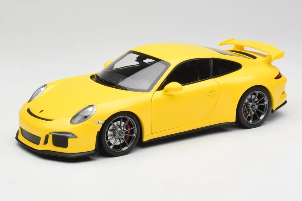 โมเดลรถ 1:18 Porsche 911 991 GT3 Racing Yellow & Silver Wheels Minichamps (มือสอง)