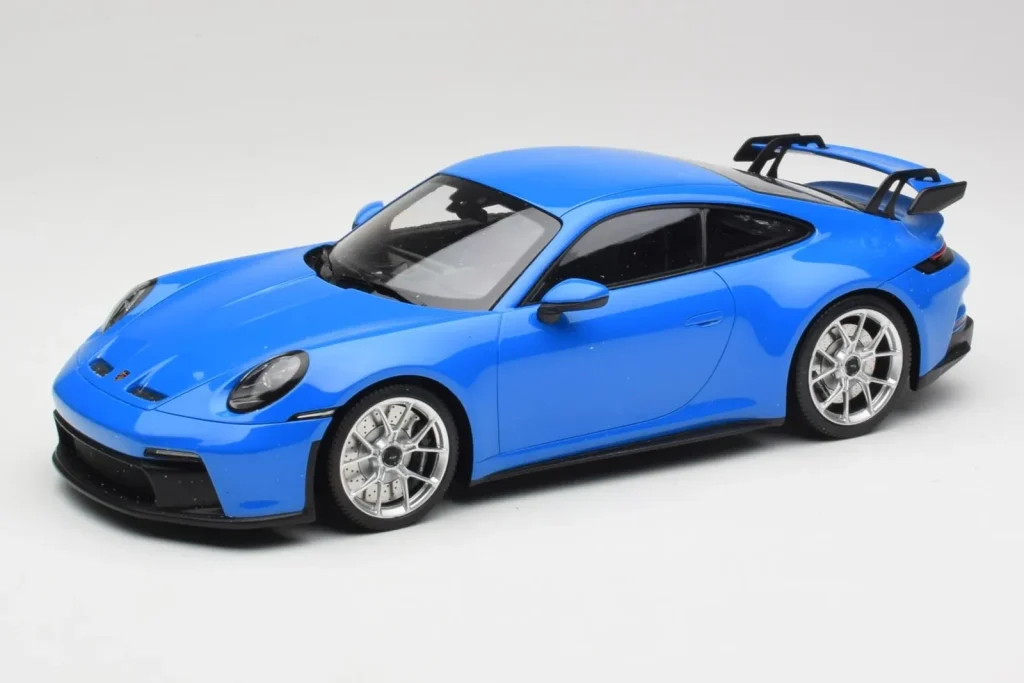 โมเดลรถ 1:18 Porsche 911 992 GT3 Shark Blue & Silver Wheels Minichamps (มือสอง)