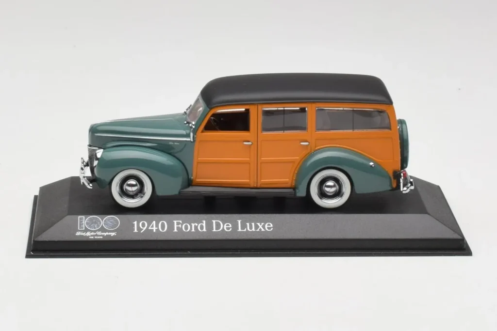 โมเดลรถ 1:43 Ford Deluxe Woody Forest สีเขียว Minichamps (มือสอง)