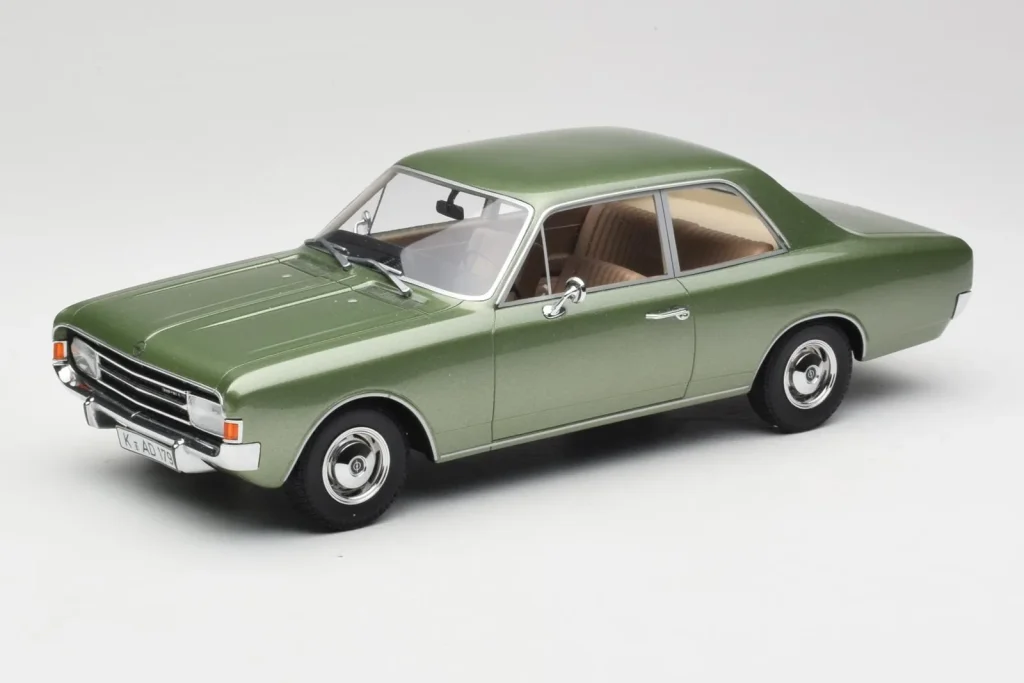 โมเดลรถ 1:18 Opel Rekord C สีเขียวเมทัลลิก Minichamps (มือสอง)
