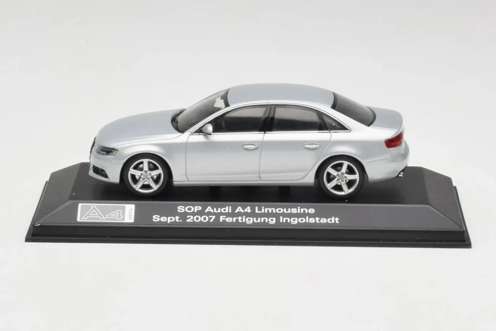 โมเดลรถ 1:43 Audi A4 B8 3.2 Quattro Ice สีเงิน Minichamps (มือสอง)