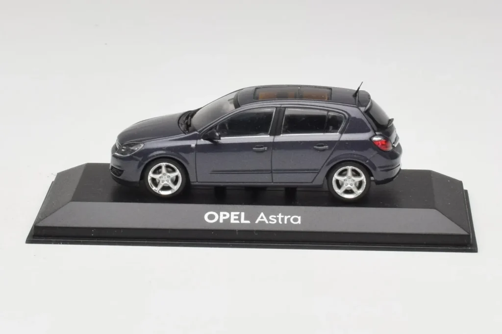 โมเดลรถ 1:43 Opel Astra H สีเทา Minichamps (มือสอง)
