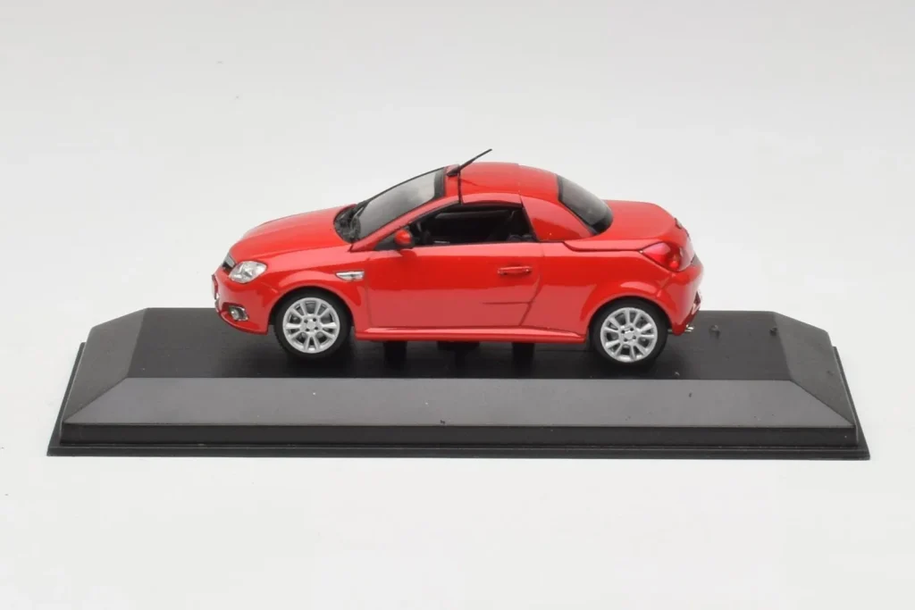 Model 1:43 Opel Tigra TwinTop Magma red Minichamps