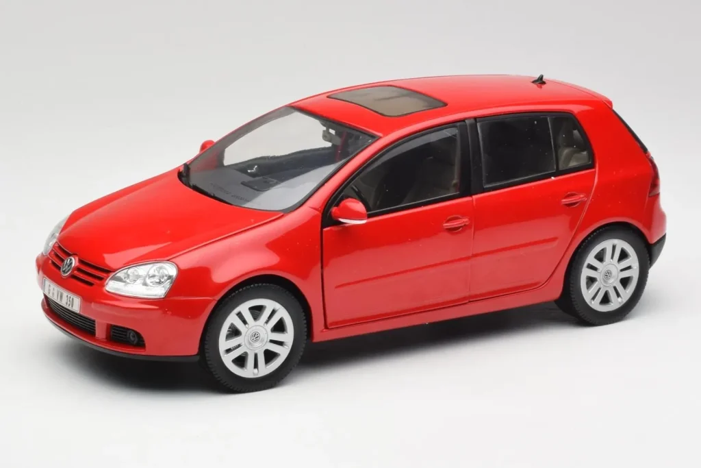 Model 1:18 Volkswagen Golf Mk5 4-Door Tornado red Bburago