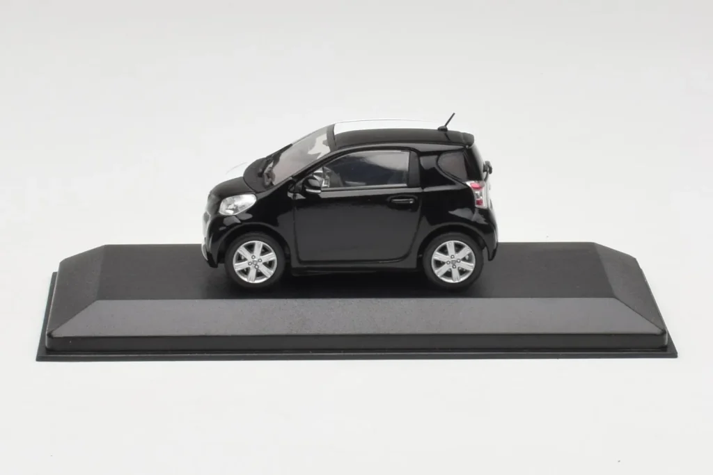โมเดลรถ 1:43 Toyota iQ Black & White Geneva Motor Show ปี 2009 Minichamps (มือสอง)