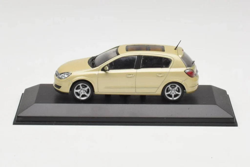 โมเดลรถ 1:43 Opel Astra H สีเหลืองเมทัลลิก Minichamps (มือสอง)