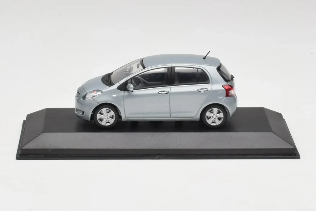 โมเดลรถ 1:43 Toyota Yaris Mk2 Glacier สีน้ำเงิน Minichamps (มือสอง)