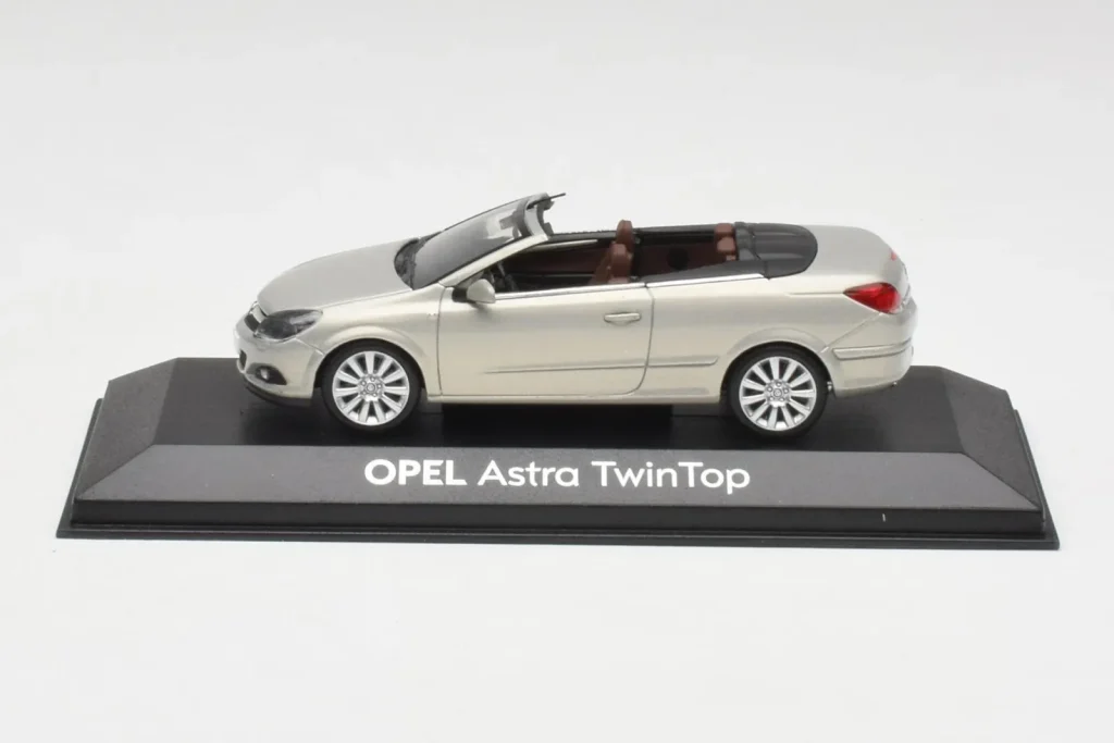 车型 1:43 Opel Astra H Twin Top 银色 Minichamps