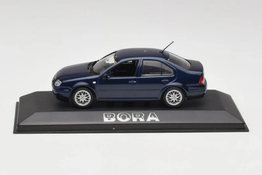 โมเดลรถ 1:43 Volkswagen Bora Ocean สีน้ำเงิน Minichamps (มือสอง)