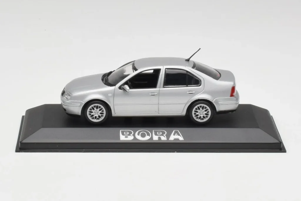 โมเดลรถ 1:43 Volkswagen Bora Reflex สีเงิน Minichamps (มือสอง)