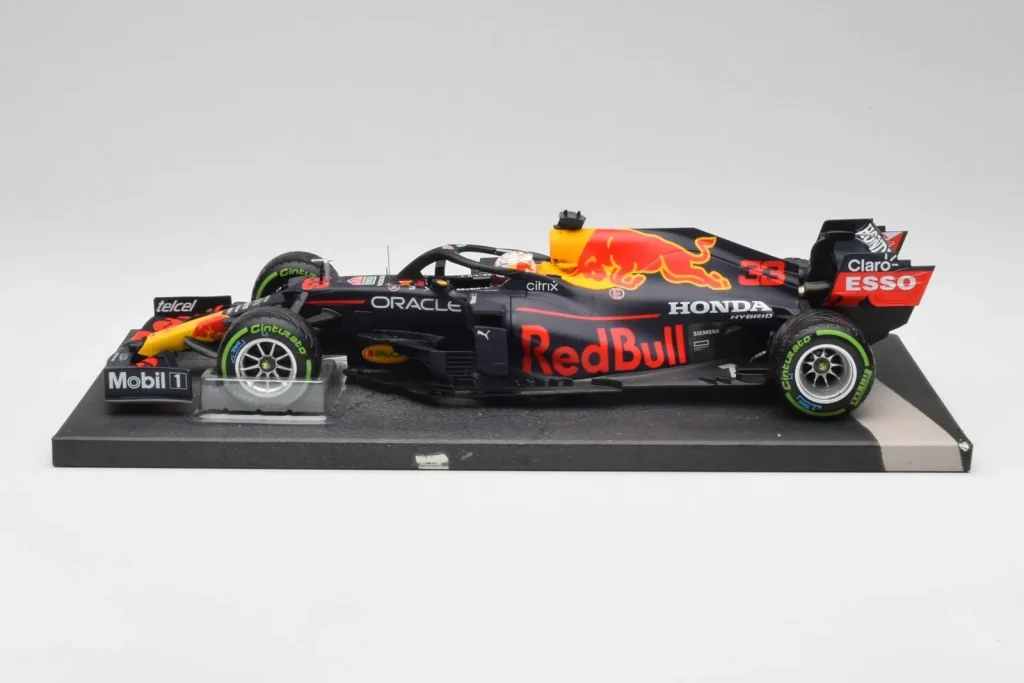 Model 1:18 Red Bull RB16B #33 M. Verstappen Emilia Romagna GP Winner year 2021 Minichamps