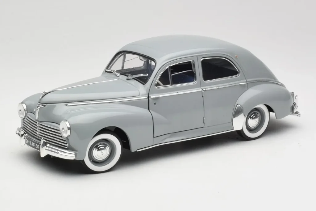 โมเดลรถ 1:18 Peugeot 203 Gris Clair Solido (มือสอง)