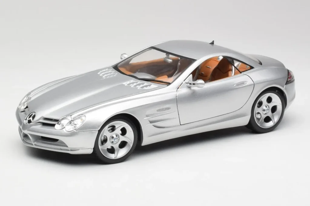 โมเดลรถ 1:18 Mercedes SLR Vision Liquid สีเงิน Maisto (มือสอง)