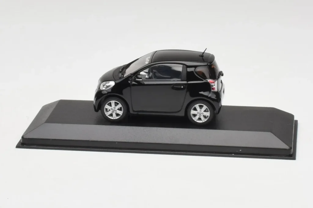 โมเดลรถ 1:43 Toyota iQ Black Mica Minichamps (มือสอง)