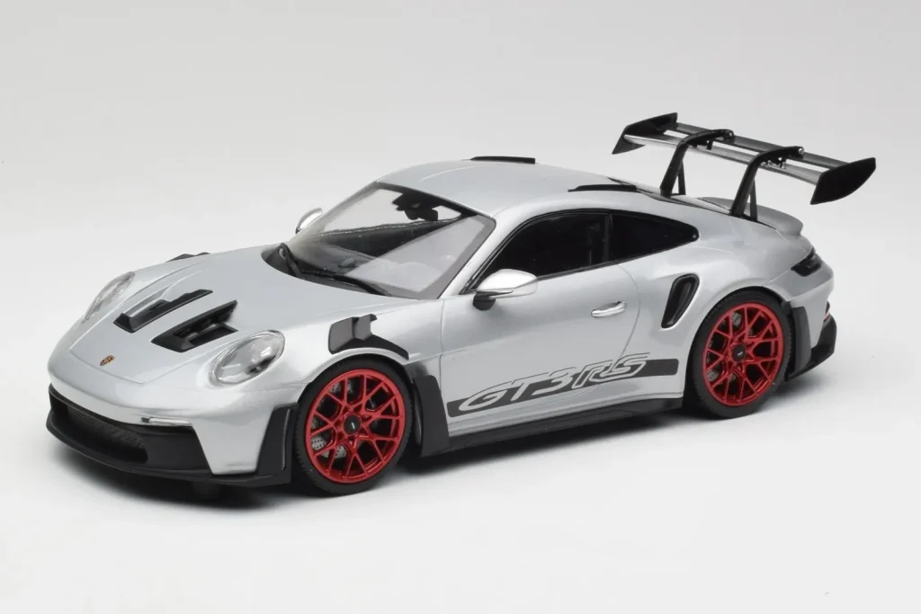 โมเดลรถ 1:18 Porsche 911 992 GT3 RS Silver & Red Wheels Minichamps (มือสอง)