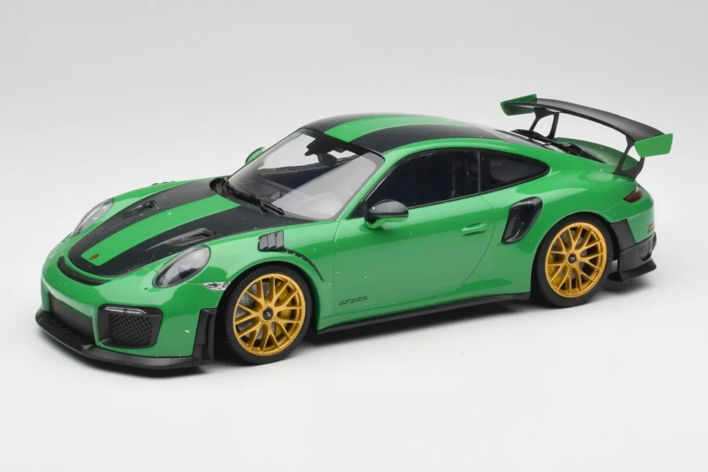 โมเดลรถ 1:18 Porsche 911 991.2 GT2 RS Weissach Package British Racing Green & Golden Wheels Minichamps (มือสอง)