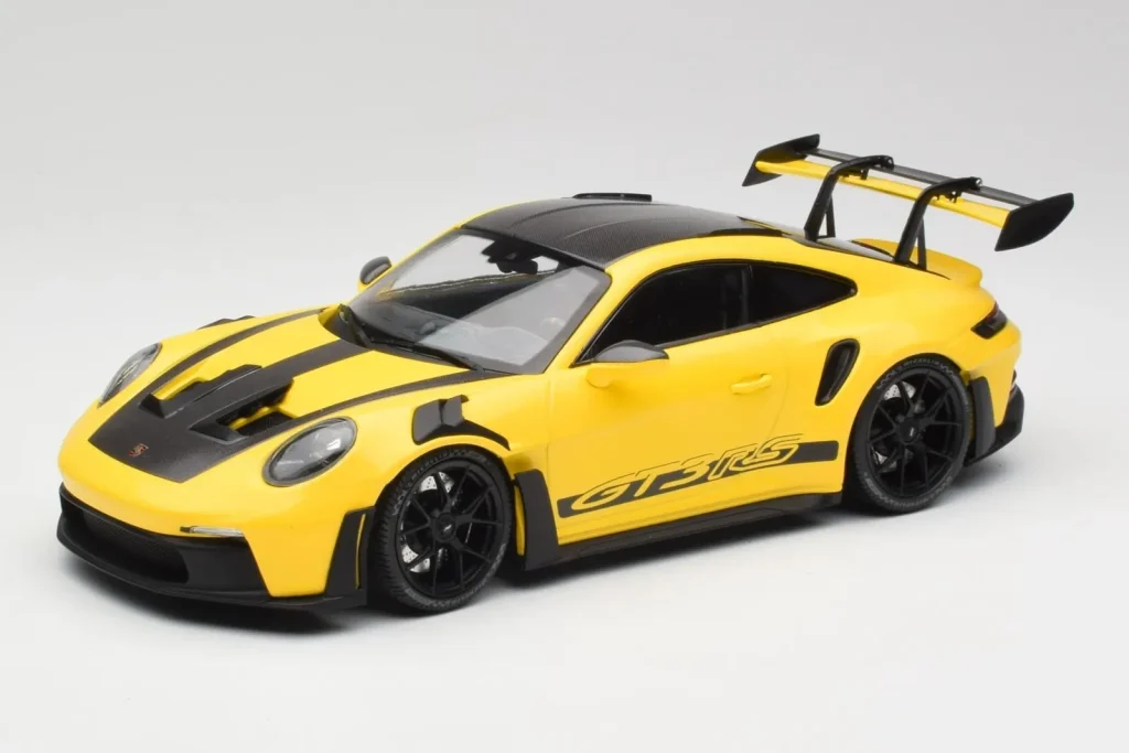 โมเดลรถ 1:18 Porsche 911 992 GT3 RS Racing Yellow & Black Wheels Minichamps (มือสอง)