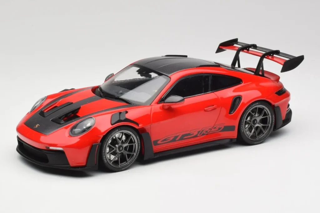 โมเดลรถ 1:18 Porsche 911 992 GT3 RS Guards Red & Silver Wheels Weissach Package Minichamps (มือสอง)