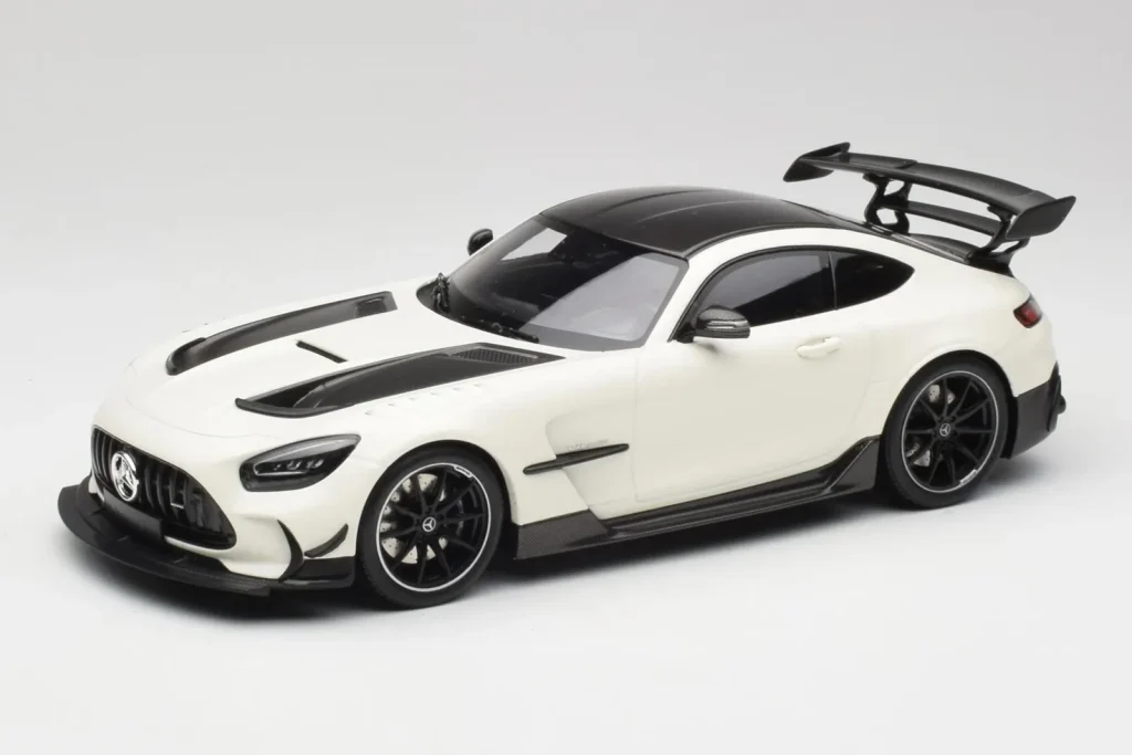 Model 1:18 Mercedes AMG GT C190 Black Series Designo Diamond White Metallic Minichamps