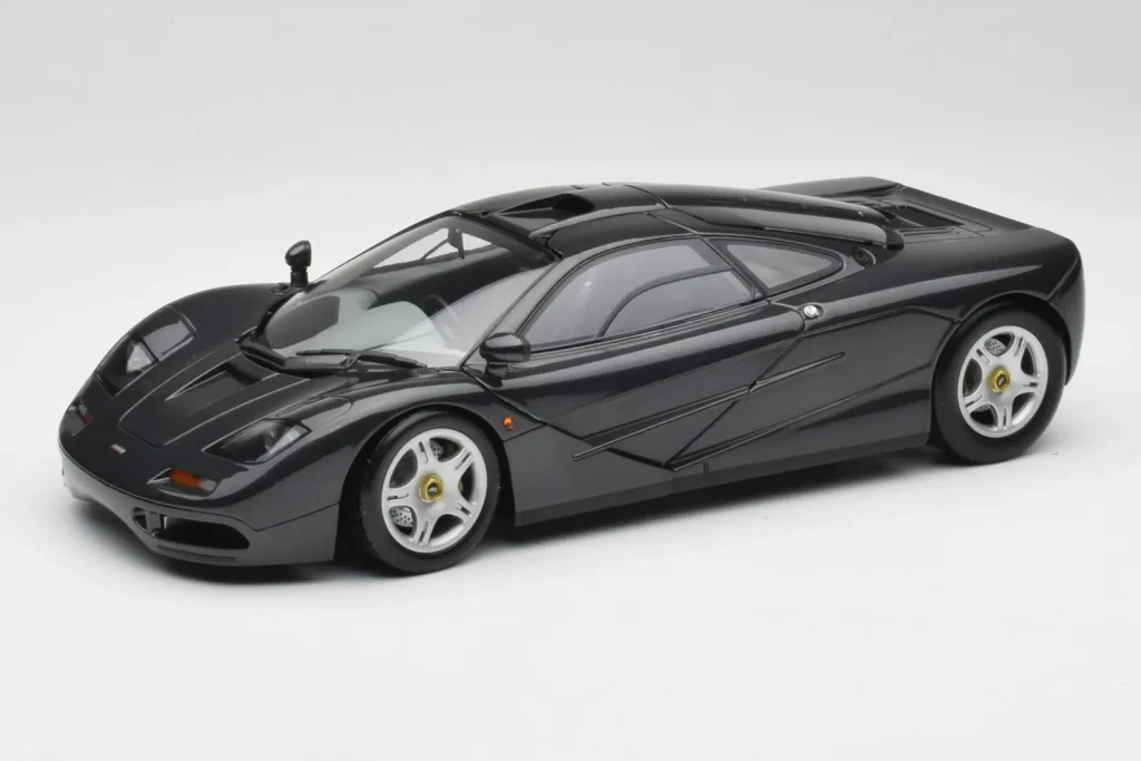 โมเดลรถ 1:18 McLaren F1 Carbon สีดำเมทัลลิก Minichamps (มือสอง)