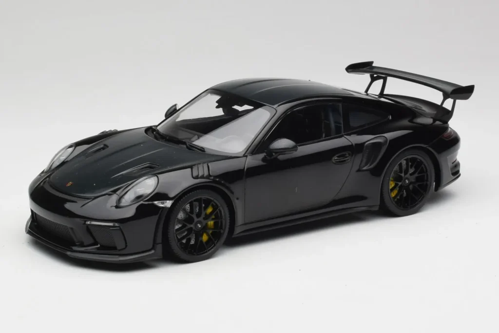 โมเดลรถ 1:18 Porsche 911 991.2 GT3 RS Weissach Package Black & Black Wheels Minichamps (มือสอง)