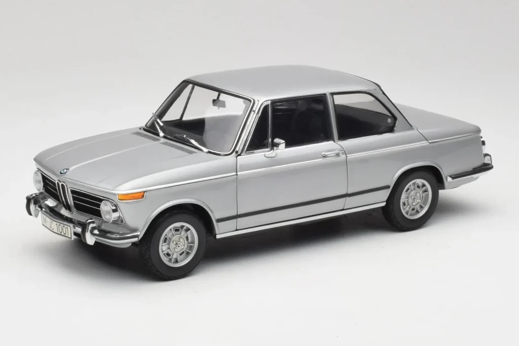 Model 1:18 BMW Tii Polaris year 2002 silver AUTOart