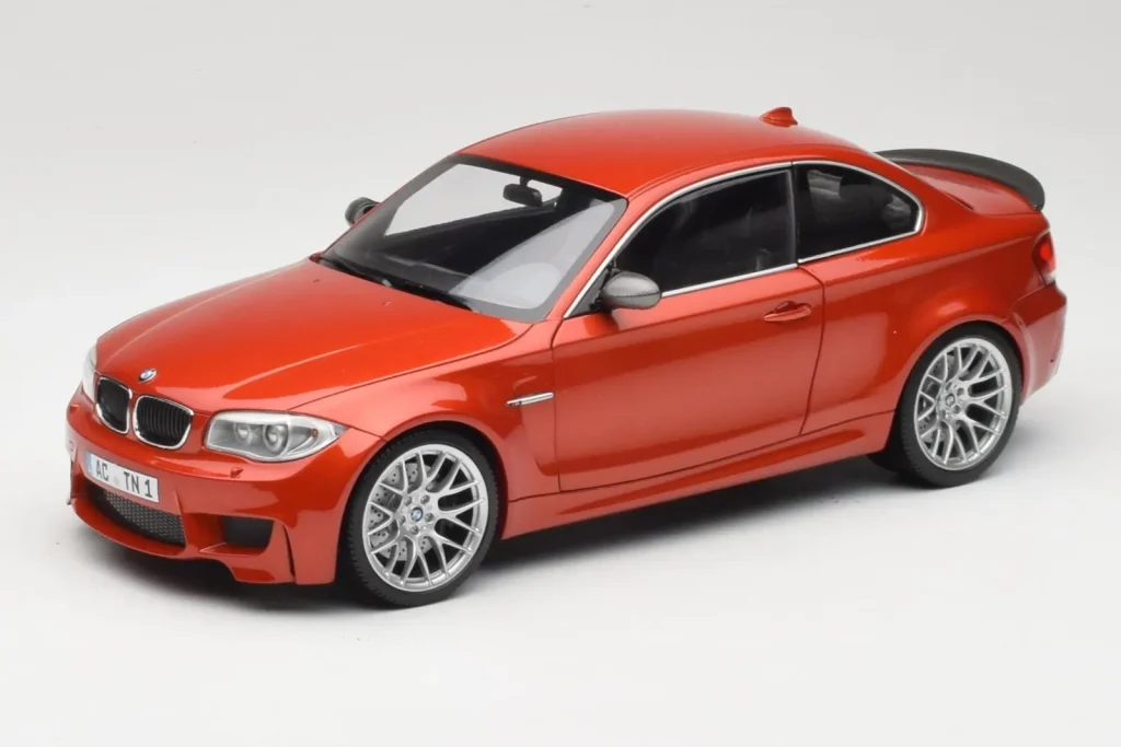โมเดลรถ 1:18 BMW 1M Coupe E82 Sakhir สีส้มเมทัลลิก Minichamps (มือสอง)