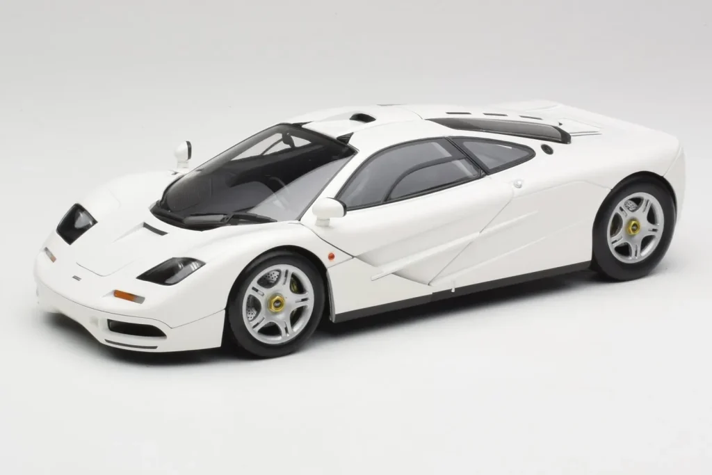 โมเดลรถ 1:18 McLaren F1 สีขาว Minichamps (มือสอง)